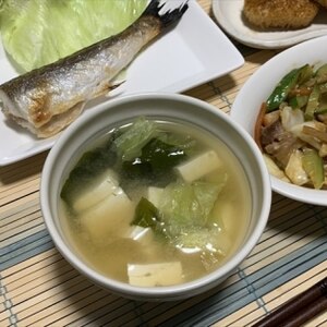 豆腐とレタス、わかめの味噌汁